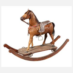 Pferd als Reittier auf Rädern mit Wippe
