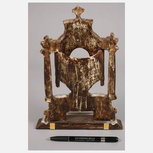 Geschnitzter Uhrenständer