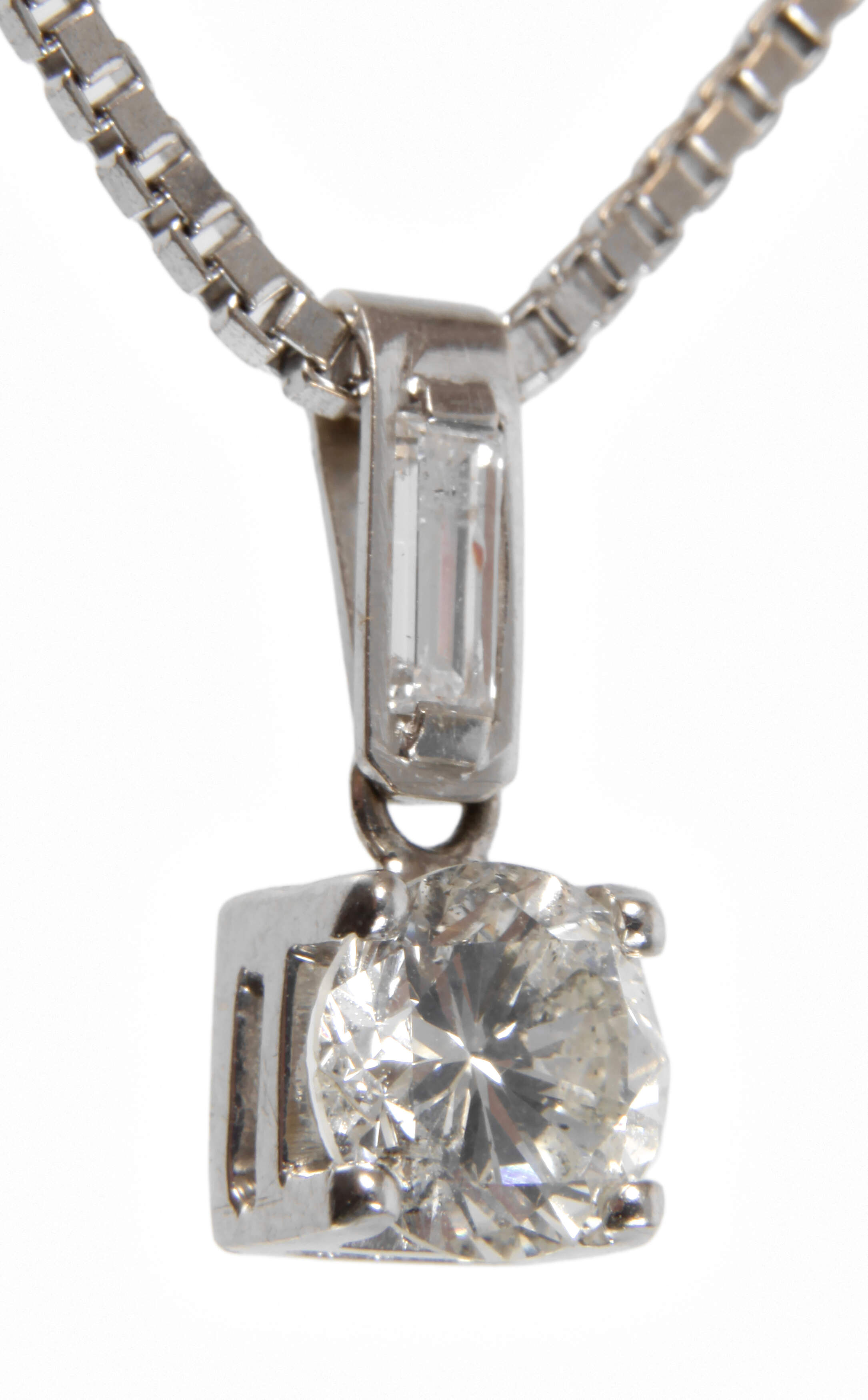 Brillantanhänger an Kette