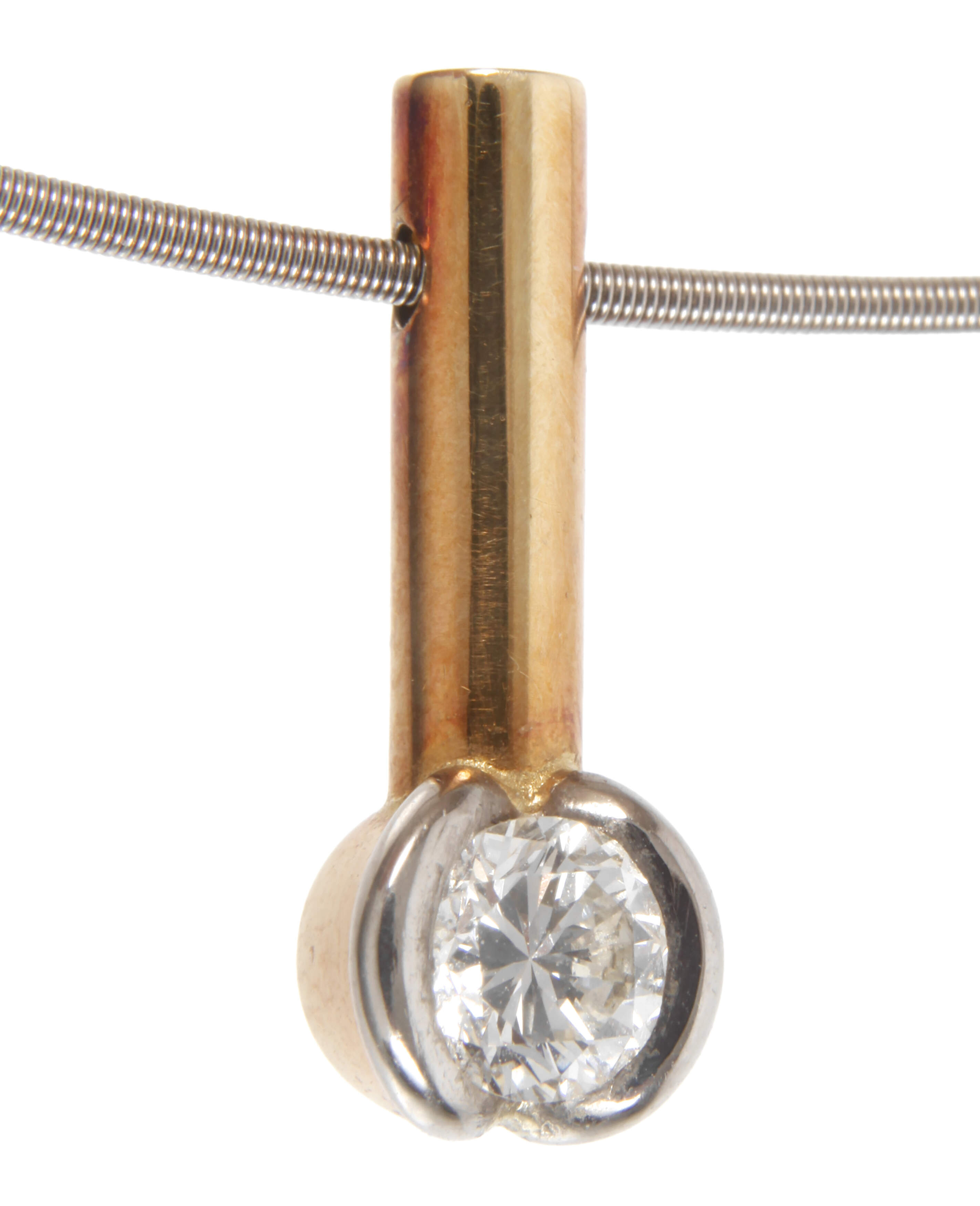 Brillantanhänger an Stahlreif