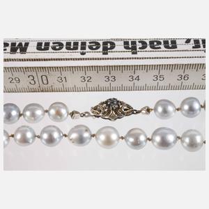 Hellgraue Perlenkette