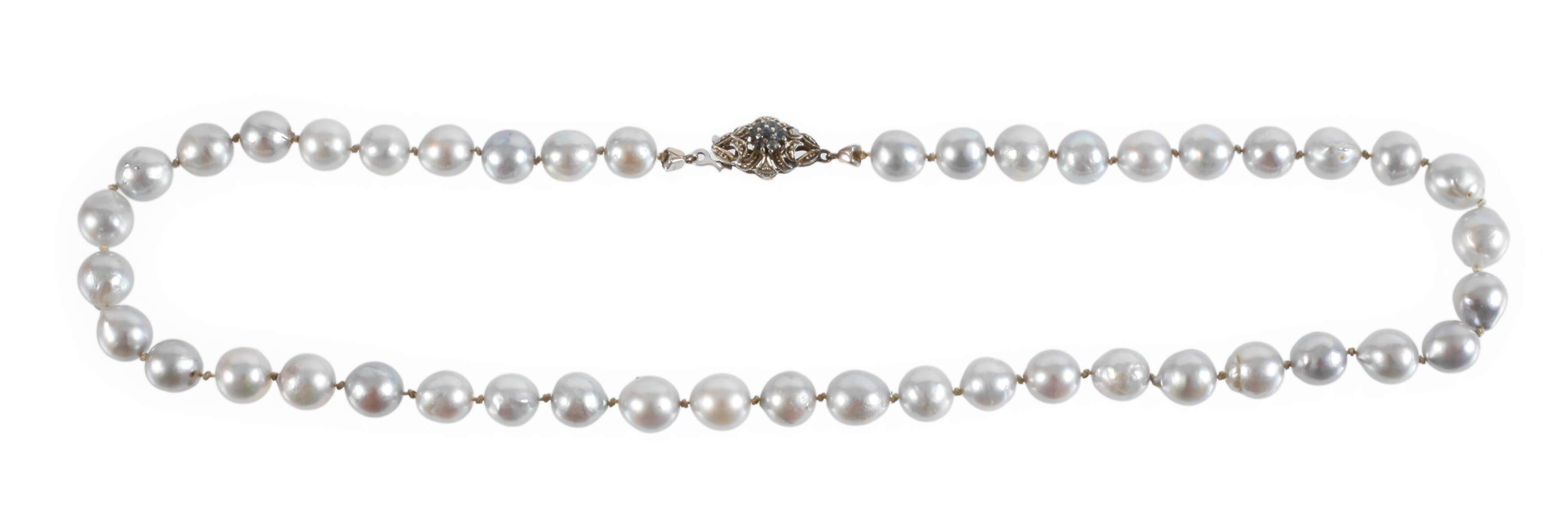Hellgraue Perlenkette