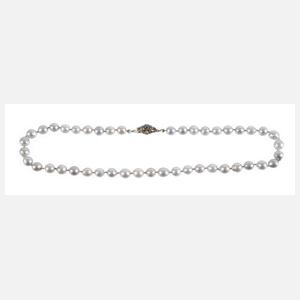 Hellgraue Perlenkette