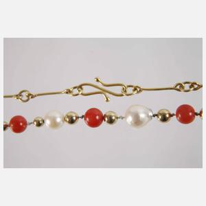 Collier mit Perlen und Korallen
