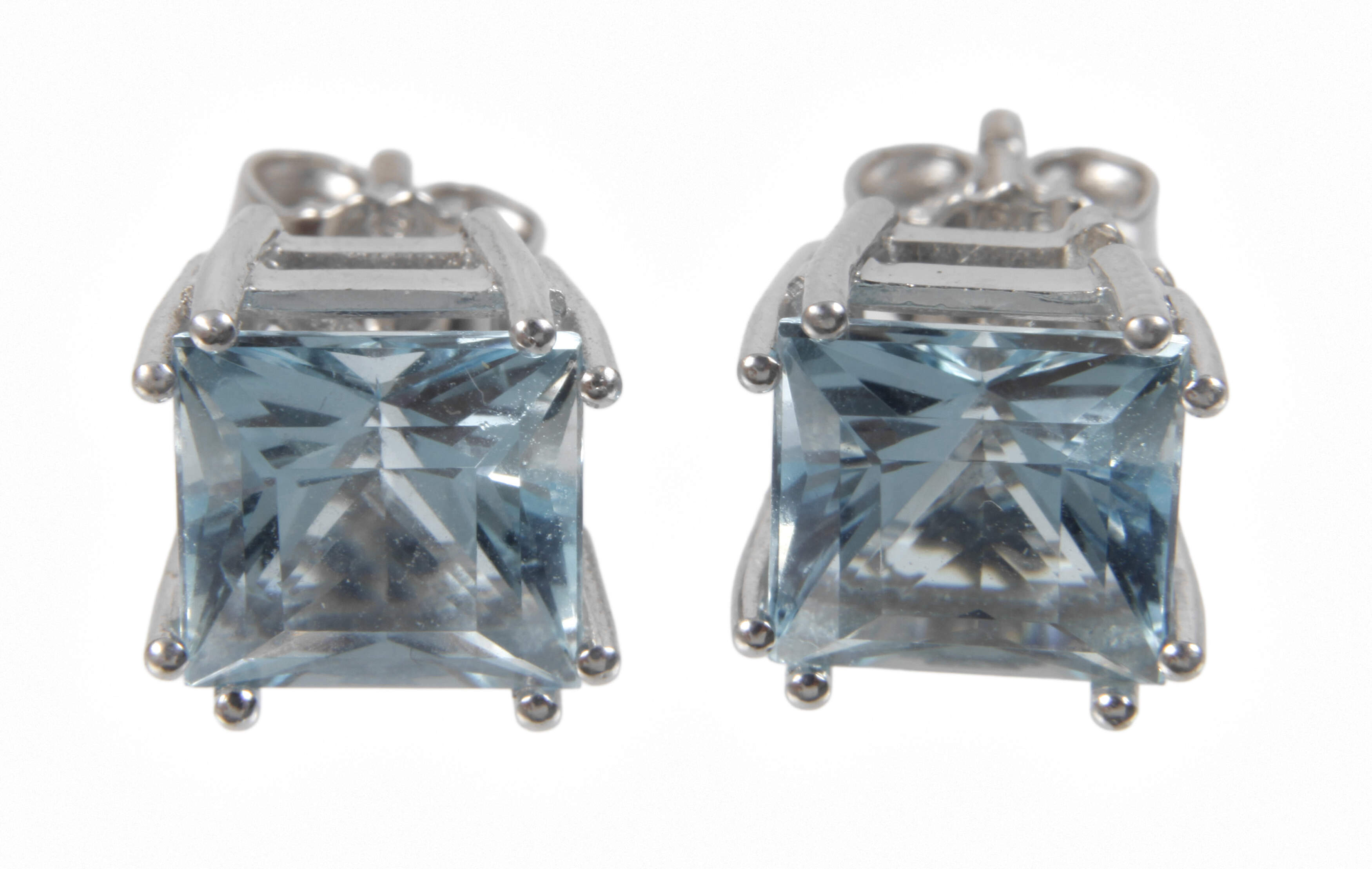 Paar Ohrstecker mit Aquamarinen