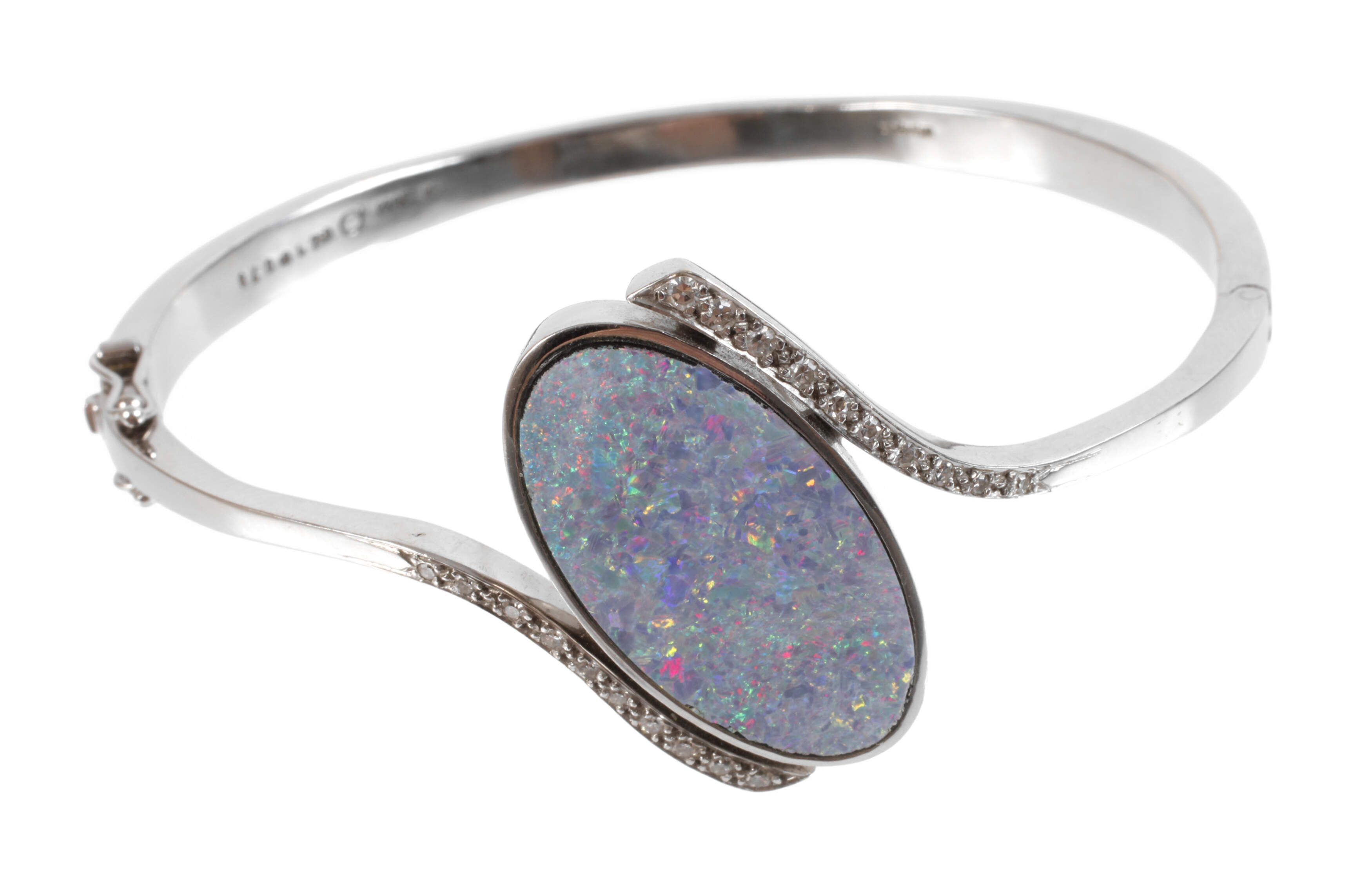 Eleganter Armreif mit Edelopal und Diamanten