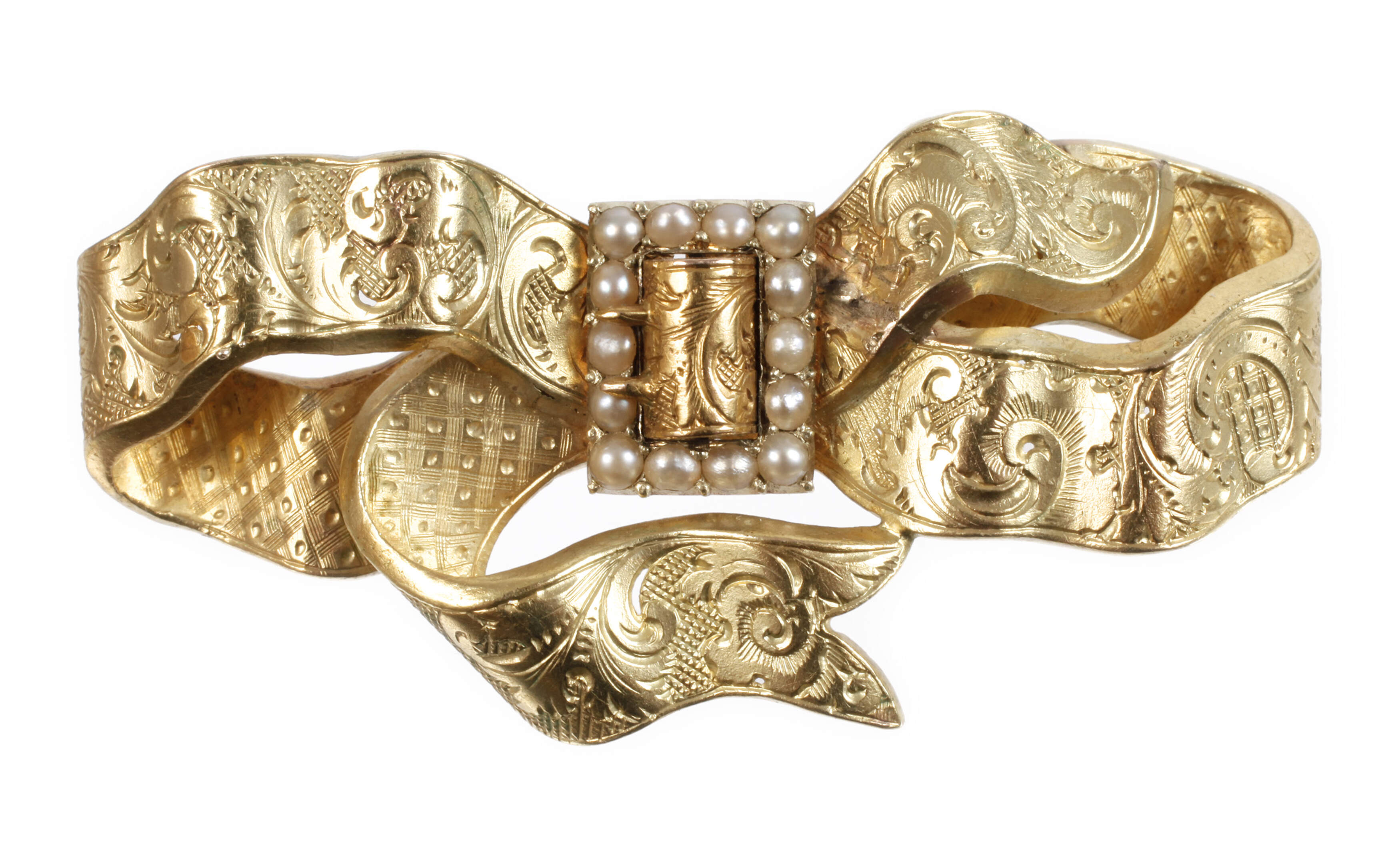 Schleifenbrosche mit Perlen