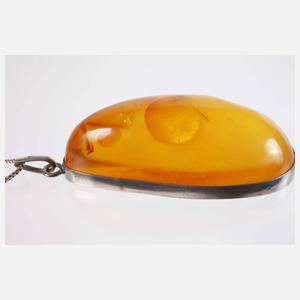 Großer Bernsteinanhänger an Kette