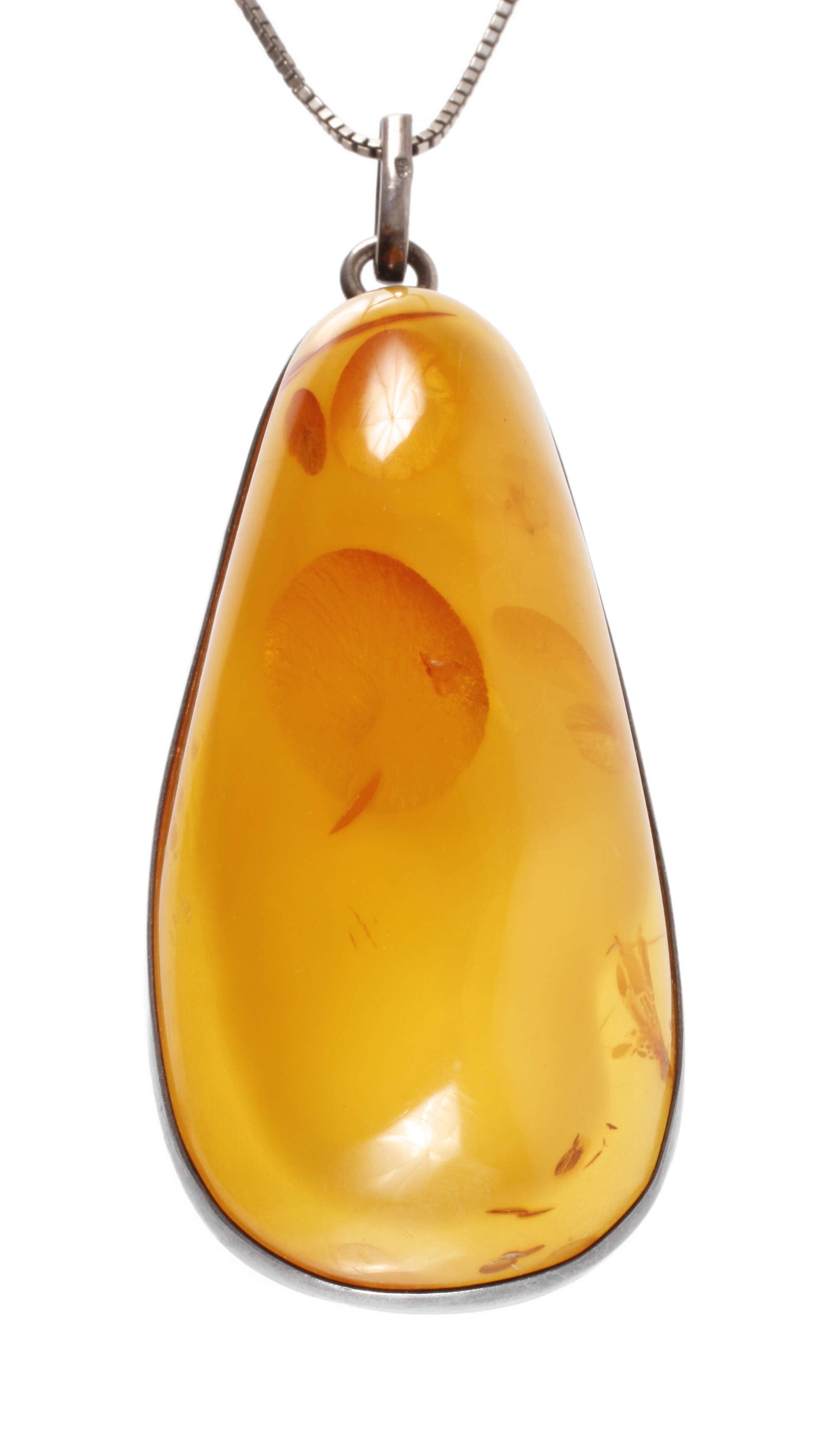 Großer Bernsteinanhänger an Kette