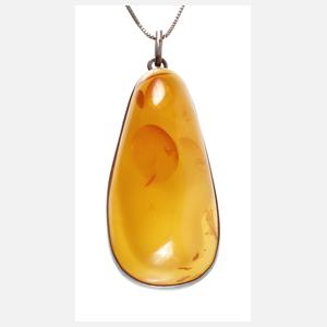 Großer Bernsteinanhänger an Kette