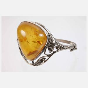 Zwei Schmuckteile mit Bernsteinbesatz