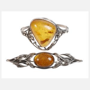 Zwei Schmuckteile mit Bernsteinbesatz