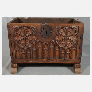 Kleine gotische Truhe