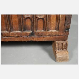 Kleine gotische Truhe