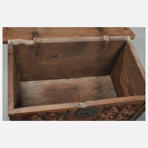 Kleine gotische Truhe