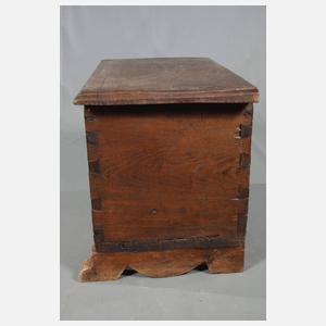 Kleine gotische Truhe