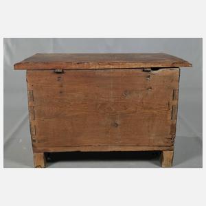 Kleine gotische Truhe