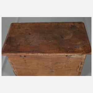 Kleine gotische Truhe