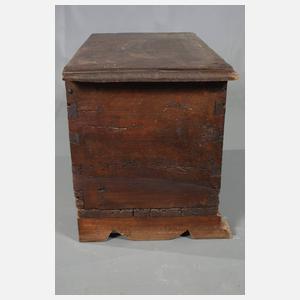 Kleine gotische Truhe