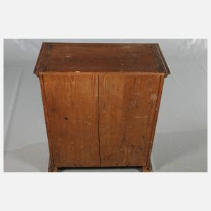 Halbschrank im Renaissancestil