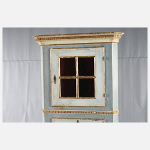 Kleiner klassizistischer Eckschrank