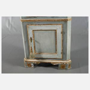 Kleiner klassizistischer Eckschrank