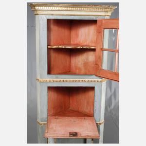 Kleiner klassizistischer Eckschrank