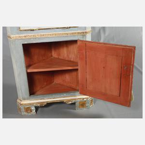 Kleiner klassizistischer Eckschrank