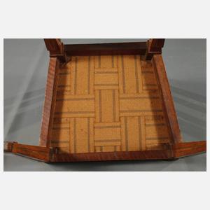 Vier Stühle und zwei Hocker Klassizismus