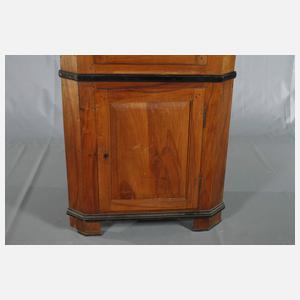 Klassizistischer Eckschrank