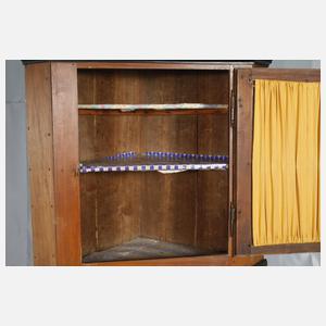 Klassizistischer Eckschrank