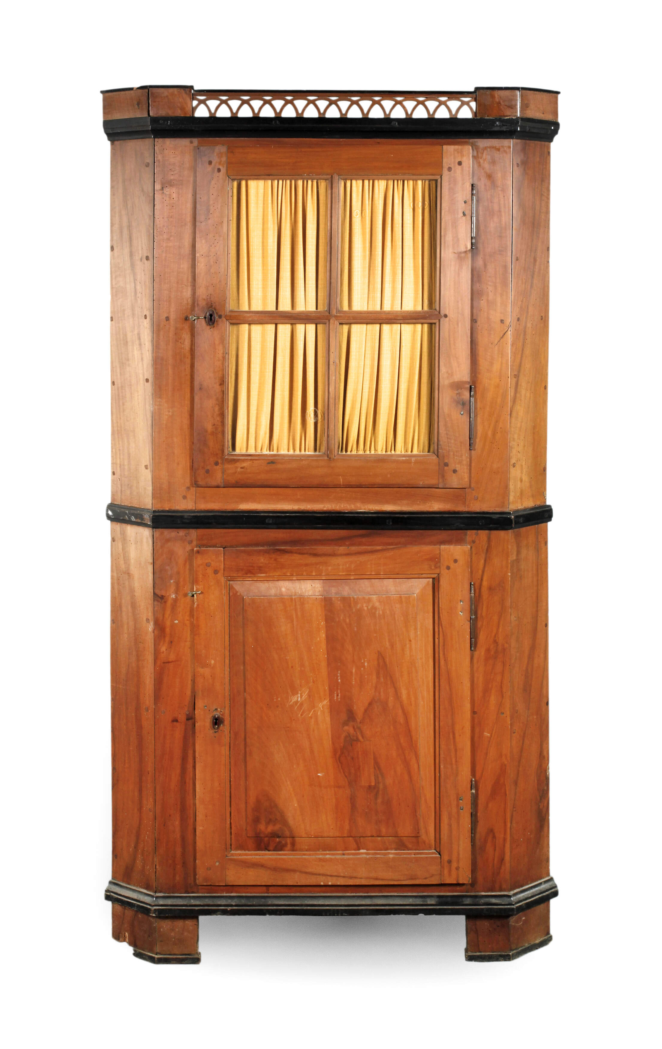 Klassizistischer Eckschrank