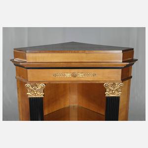 Ecketagere im klassizistischen Stil