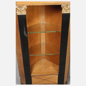 Ecketagere im klassizistischen Stil