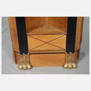 Ecketagere im klassizistischen Stil