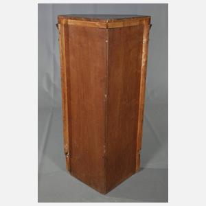 Ecketagere im klassizistischen Stil