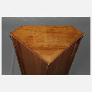 Ecketagere im klassizistischen Stil