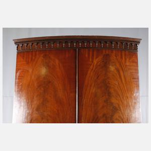 Wäscheschrank im Empirestil