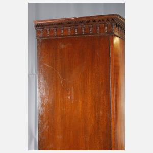 Wäscheschrank im Empirestil