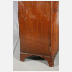 Wäscheschrank im Empirestil