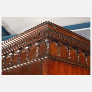 Wäscheschrank im Empirestil