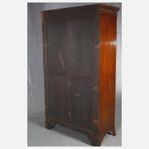 Wäscheschrank im Empirestil