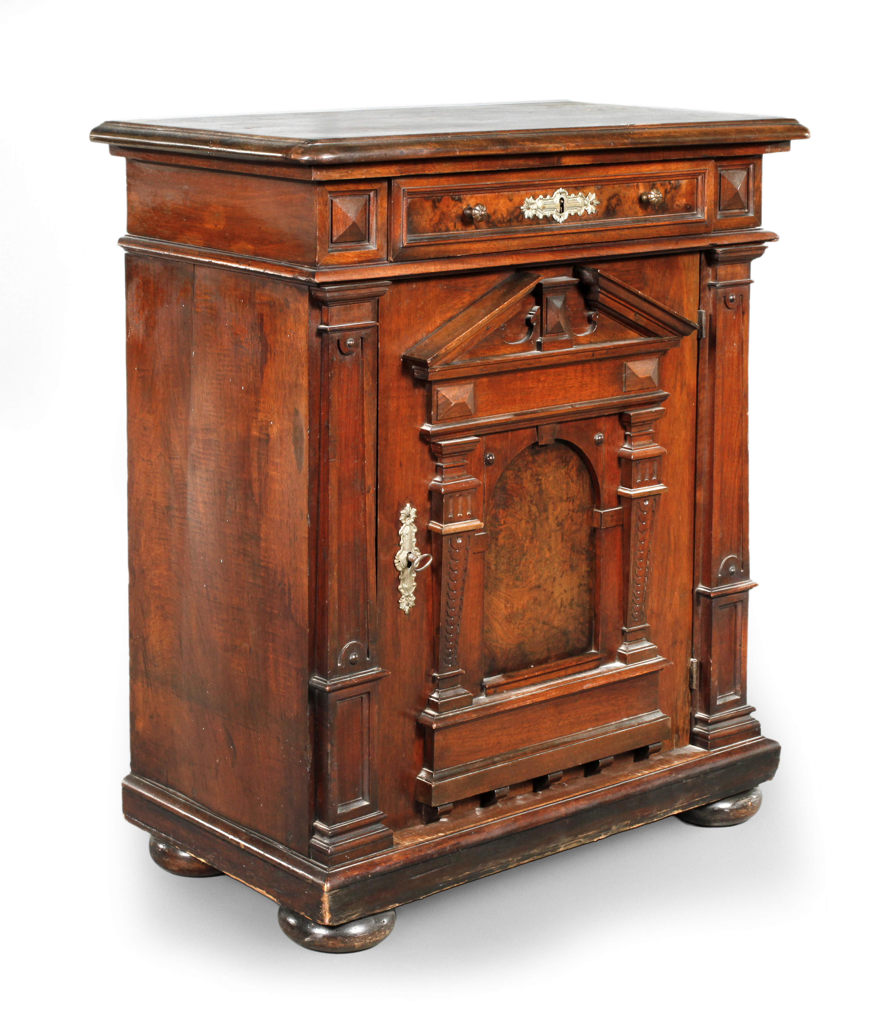 Halbschrank im Renaissancestil