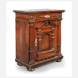 Halbschrank im Renaissancestil
