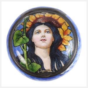 Feine Pillendose mit Emaillemalerei