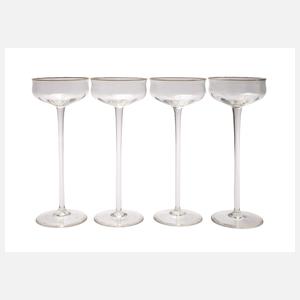 Vier hohe Champagnerschalen