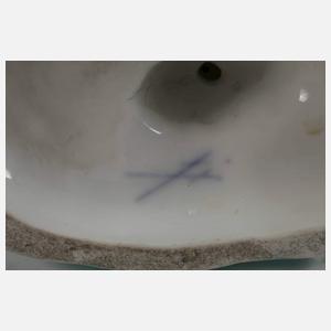 Edeldame und Rosenkavalier mit Blumenschale