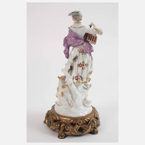 Schäferin mit Vogelkäfig auf Bronzesockel