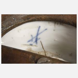 Schäferin mit Vogelkäfig auf Bronzesockel