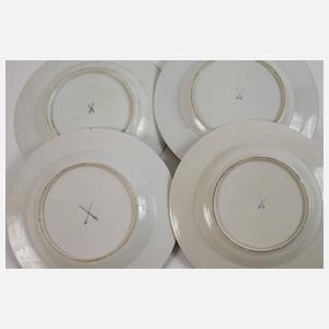 Vier Speiseteller Kakiemondekor